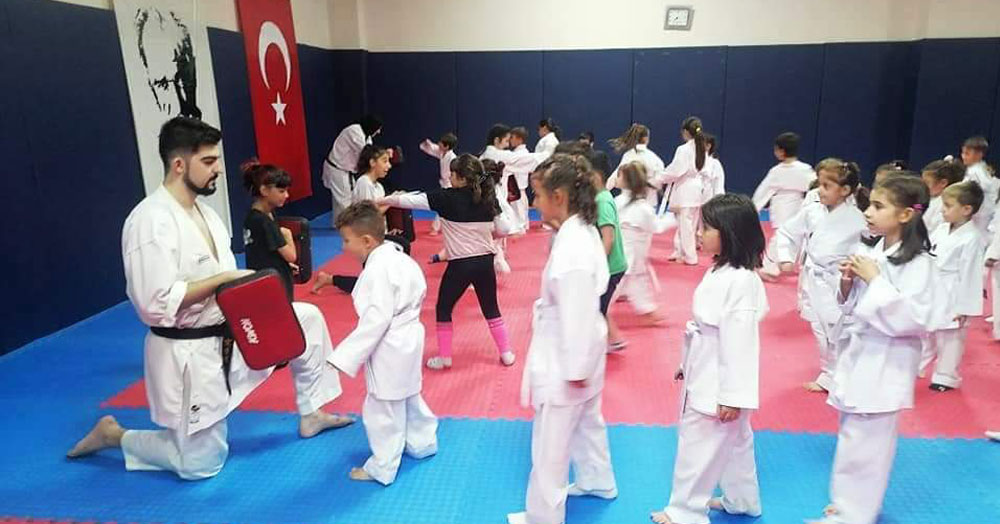 İzmit Belediyespor karatecileri sıkı çalışıyor