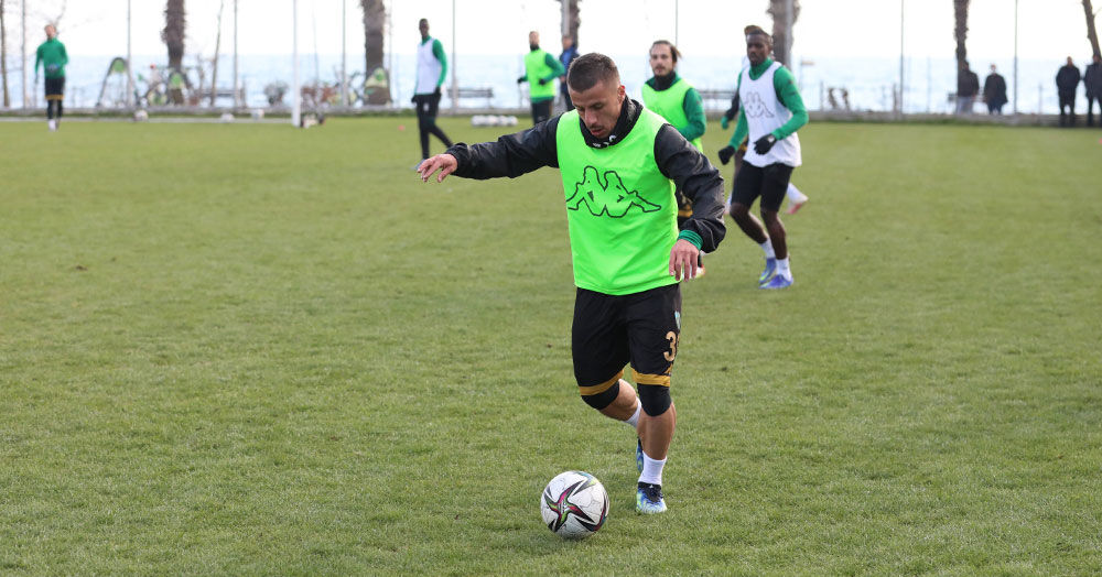 Diri bir orta saha, konsantre savunma bekleri!