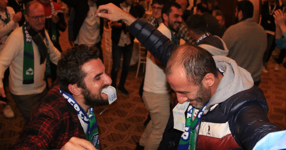 İzmit’in şampiyonları vur patlasın, çal oynasın!