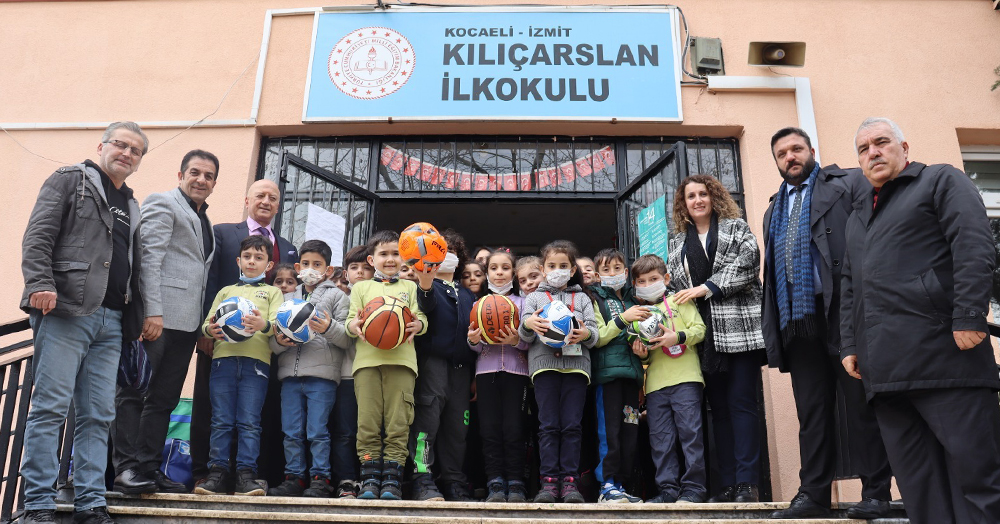 İzmit Belediyesi'nden okullara çok önemli spor malzemesi desteği