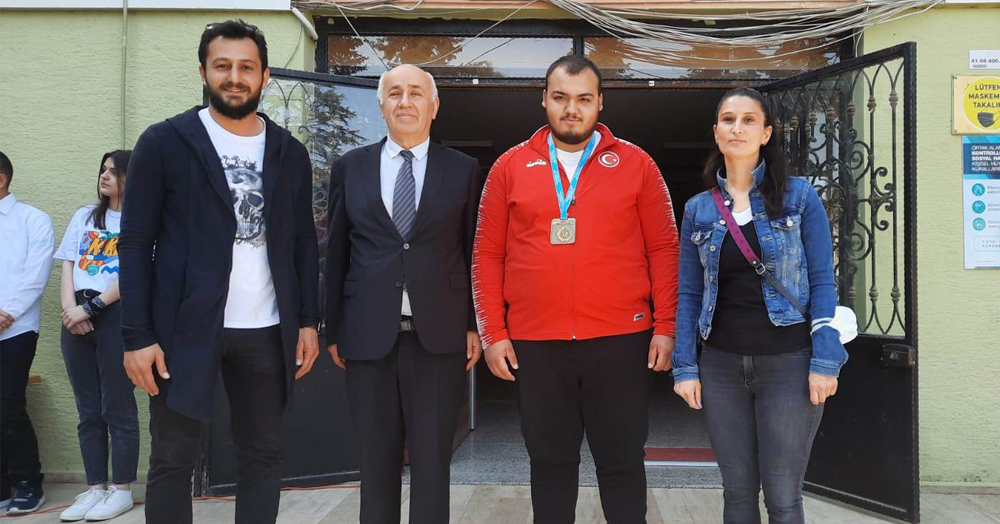 Türkiye şampiyonu judocu Yusuf Kaan Engin okulunda onurlandırıldı