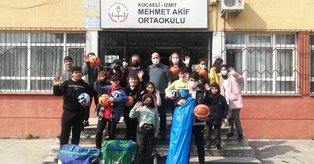İzmit Belediyesi’nden Mehmet Akif ve Şehit Özcan Kan okullarına spor malzemesi