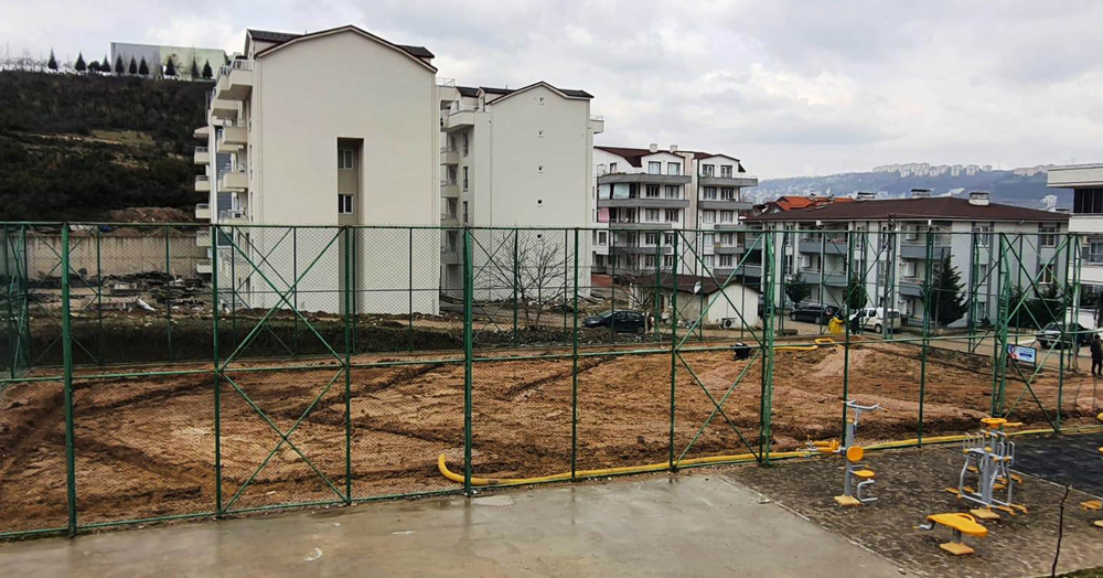 Toprak alan halı saha oluyor