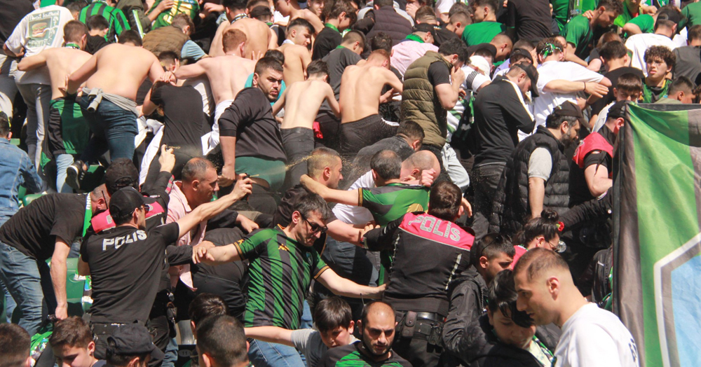 Maç öncesi tribünler fena karıştı!