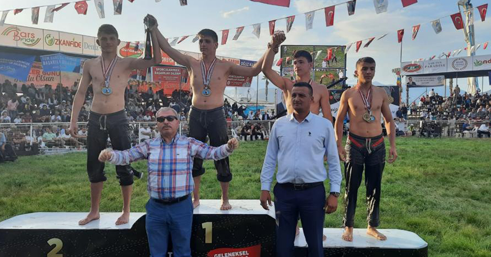 İzmitli güreşçiler, Kumluca’dan kürsü görerek döndü