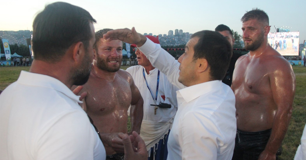 Şeref Eroğlu sahaya indi final devam etti