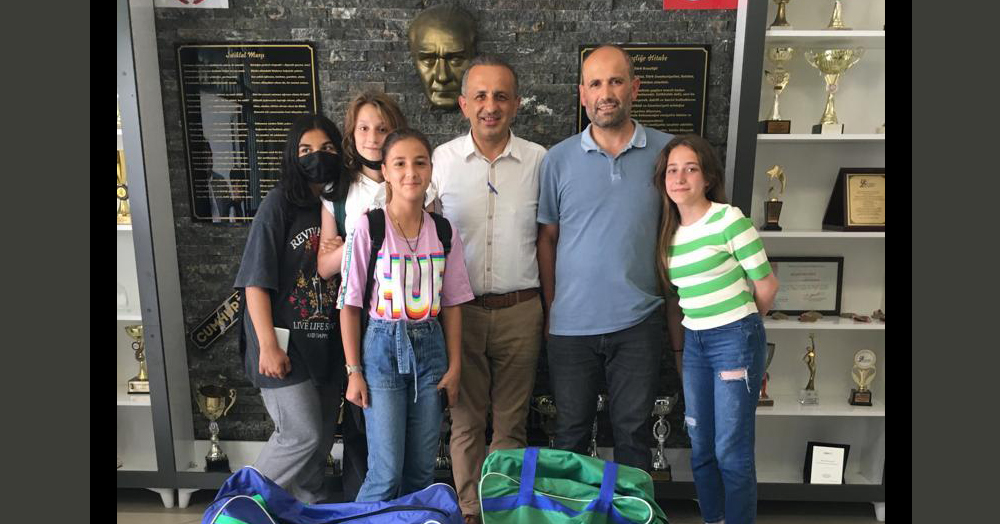 İzmit Belediyesi’nden okullara malzeme desteği tüm hızı ile devam ediyor