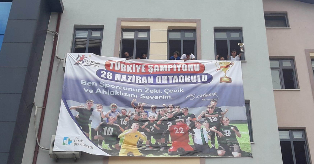 İzmit Belediyesi’nden 28 Haziran’a dev pankart