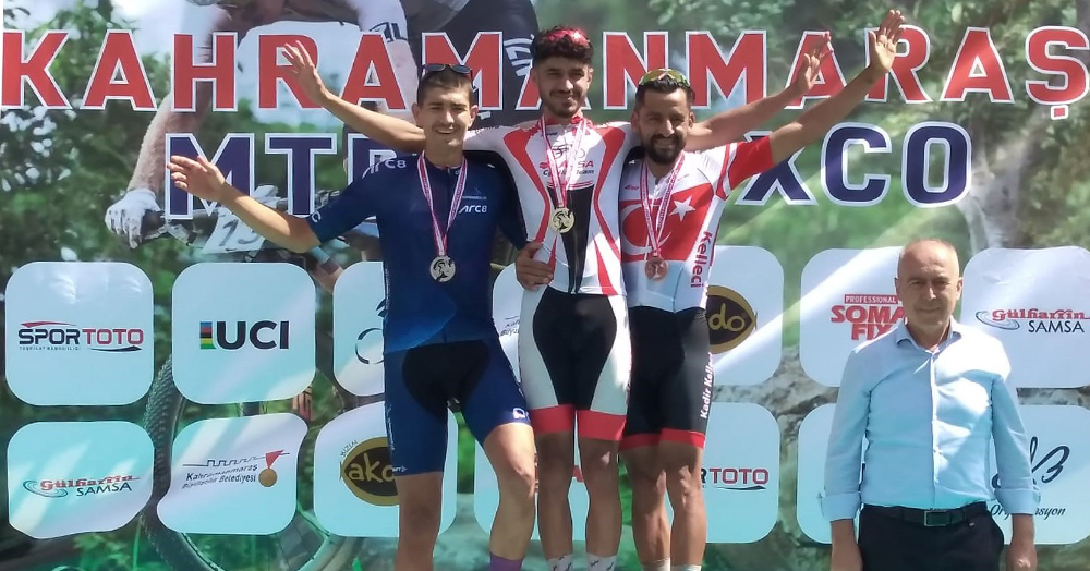 Brisasporlu bisikletçiler kürsüden inmiyor