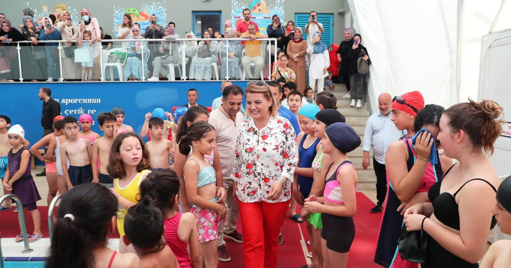 Minik dev kulaçlara sertifikaları Fatma Başkan’dan!