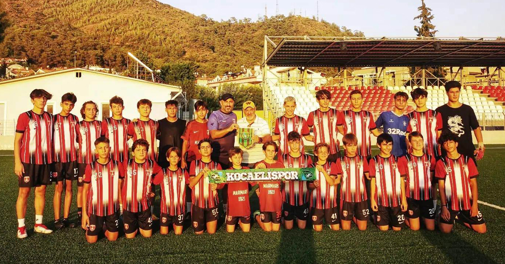 TÜFAD Kocaeli üyesi Murat Dinç’e kartını Göksel Ali Argun takdim etti