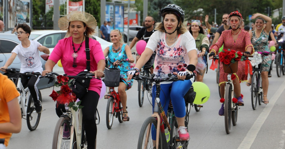 Süslü Kadınlar, İzmit’in sokaklarını bisikletleri ile renklendirdi