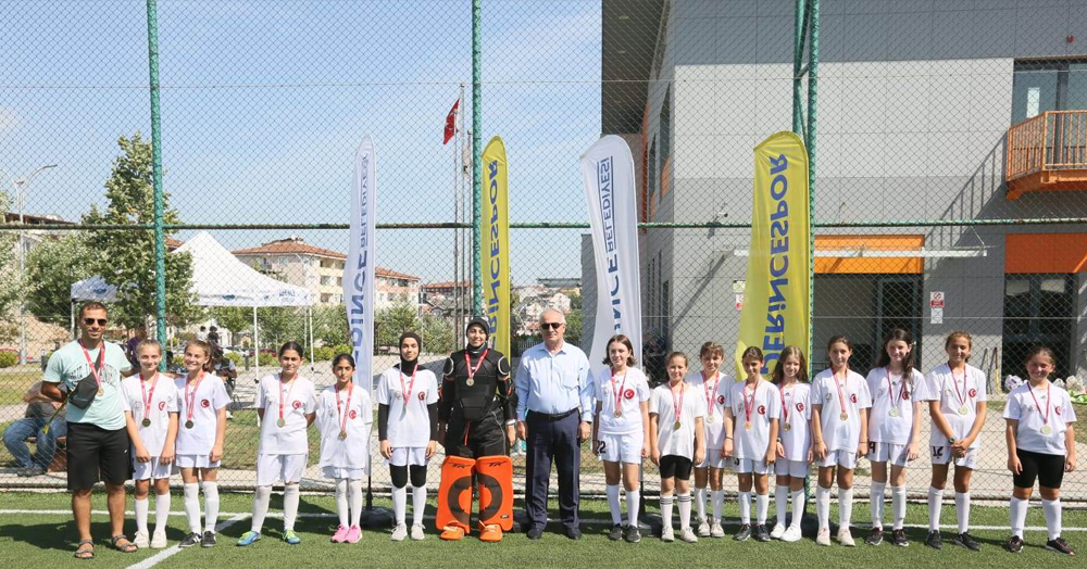 Derince'de çim hokeyi heyecanı yaşandı