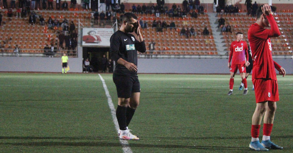 Yok böyle şanssızlık! 40 metreden kendi kalesine gol attı!