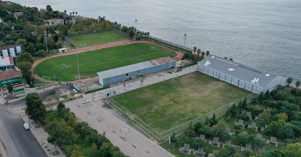 Körfez Alparslan Türkeş'te bir saha sentetik çim oluyor   