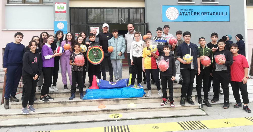 İzmit Belediyesi’nden okullara spor malzemesi yardımı tüm hızı ile devam ediyor