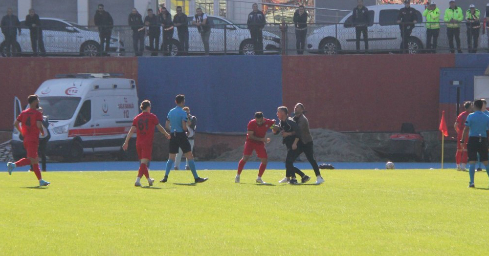 Şenol Demir 20. dakikada takımını kulübeden eksik bıraktı 