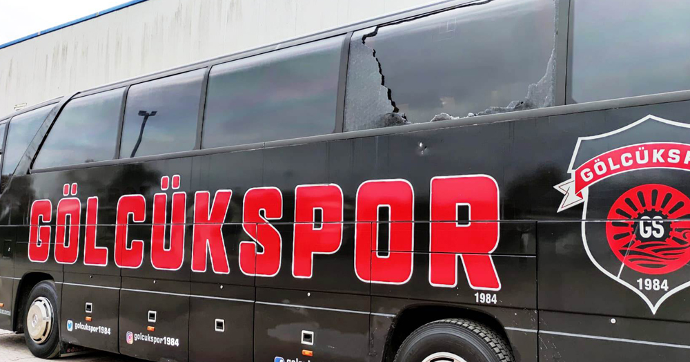 Yenilgiyi hazmedemediler, otobüsü taşladılar!