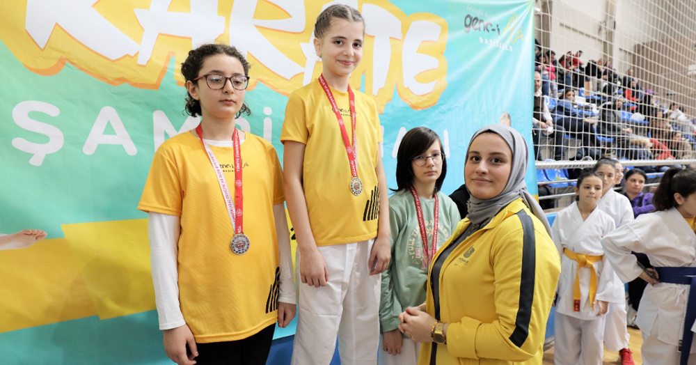 Başiskeleli karatecilere alkış!