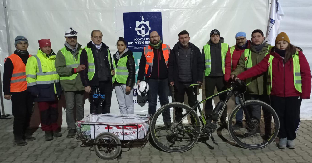 Bisikletleriyle depremzedelerin yardımına koşuyorlar
