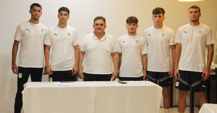 Derince gençlere imzayı attırdı