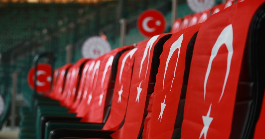 Herkese bayraklar dağıtıldı