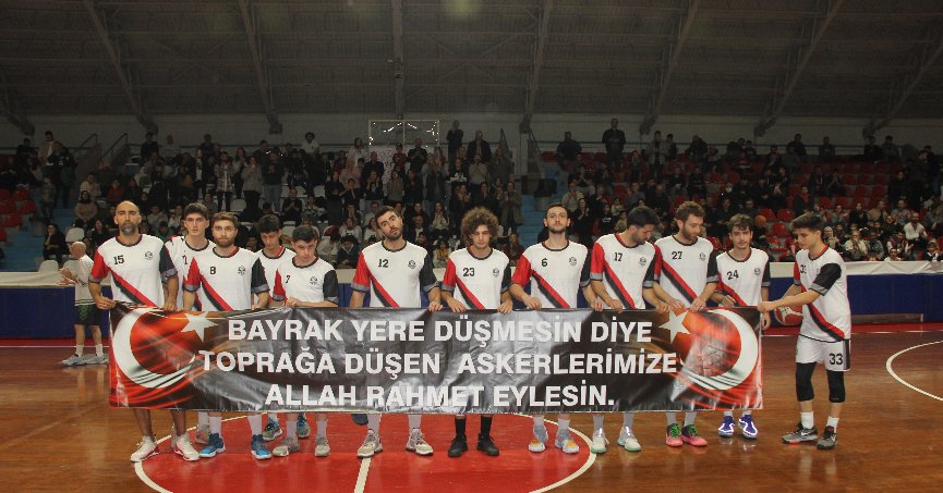 İzmit Akademi ayakta alkışlandı