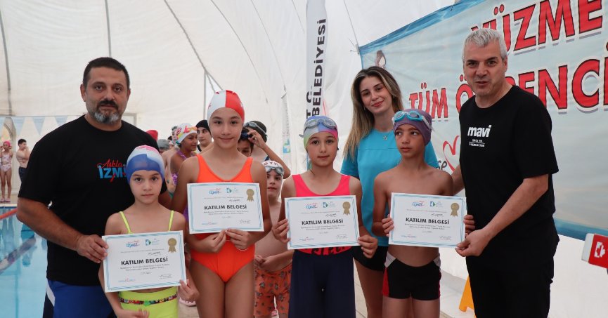 İzmitli minik yüzücülerin sertifika sevinci!