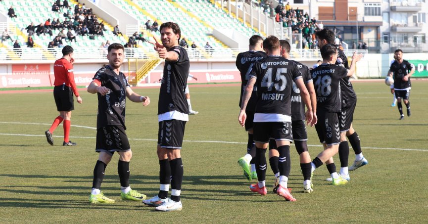 Birisi Ahmet Sağat'ın menajerine bir şey desin!