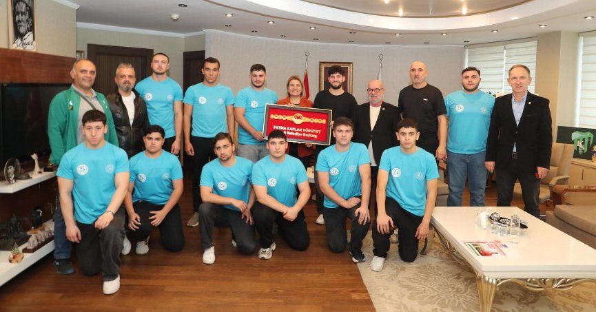 İzmitli pehlivanlardan Başkan Hürriyet’e ziyaret!