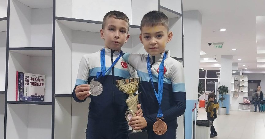 Evde kardeş buzda rakipler! Eymen ve Enes! Yok böyle yetenek!