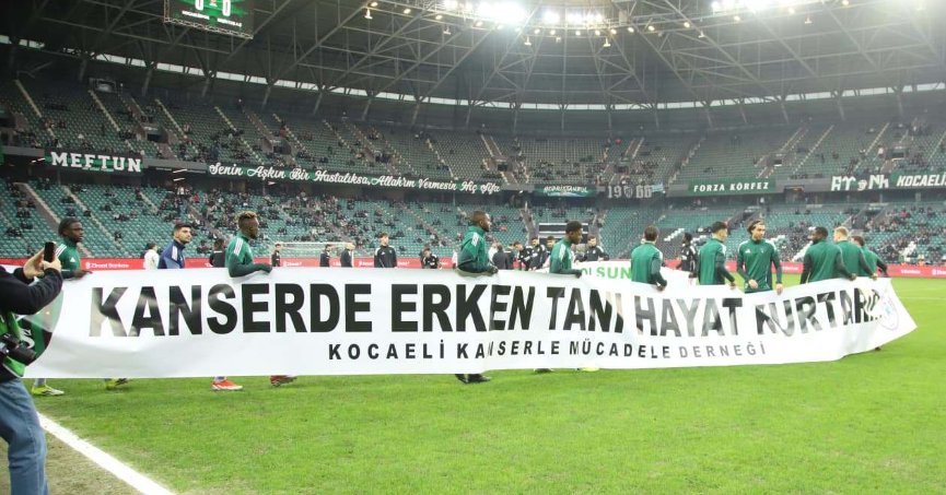 Kocaelispor – Beşiktaşlı futbolculardan iki anlamlı pankart!
