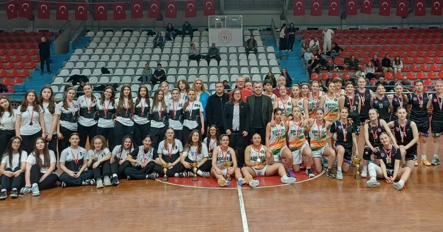 İzmit Zirve şampiyonluklara abone!