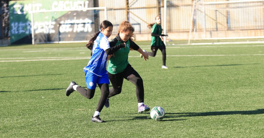 Kız futbolcular erkeklere taş çıkardı!