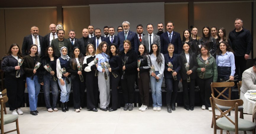 Kadın hakem ve gözlemcilerimize gül takdim edildi