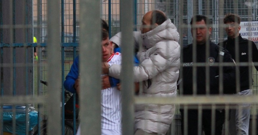 Gençler çok gergin! Tam 4 kırmızı kart çıktı!  