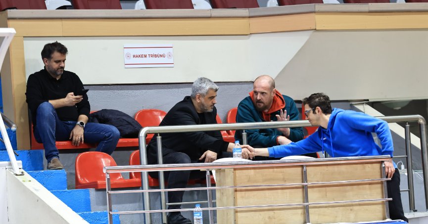 İbrahim Ercin basketbolcularla yakından ilgileniyor