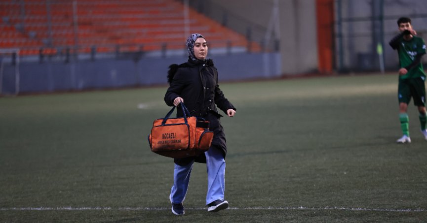 Amatör sahaların sağlıkçı ablası