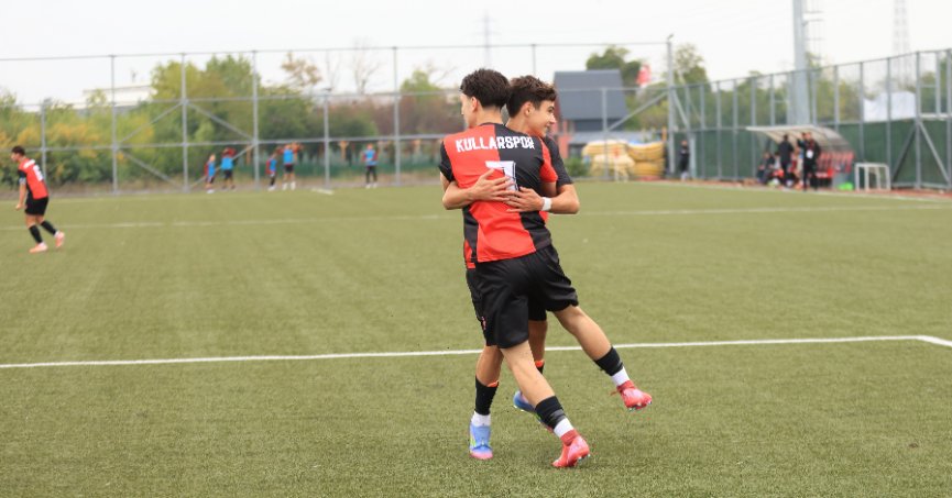 Kullarspor U-17 şampiyonluk için sahada!