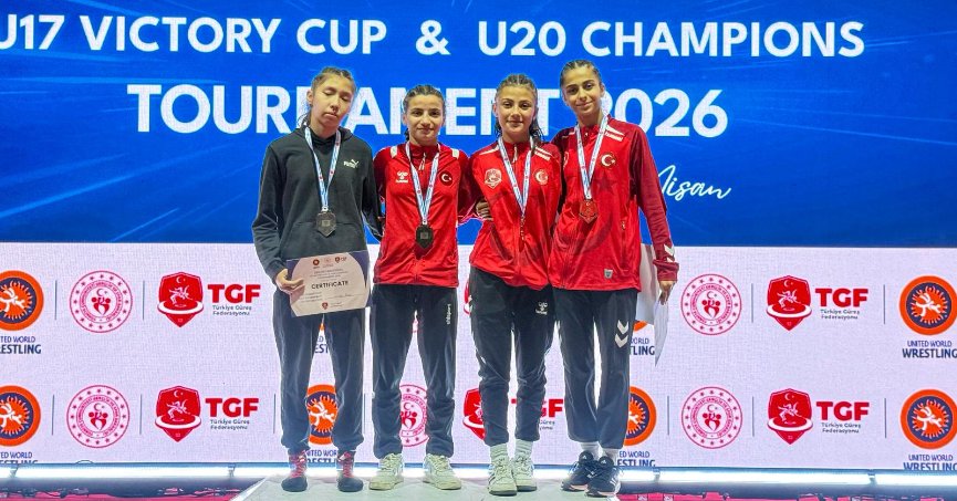 Genç güreşçiler kürsüyü sevdi