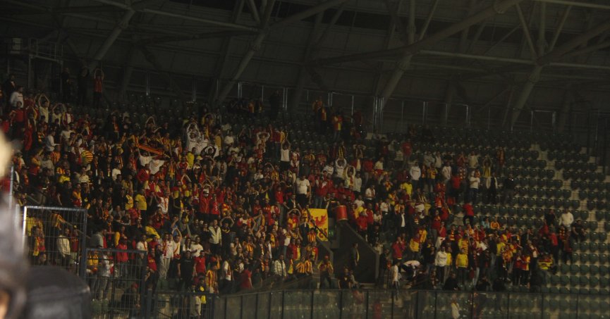 Göztepeliler: Stoilov da bizim gibi izliyor