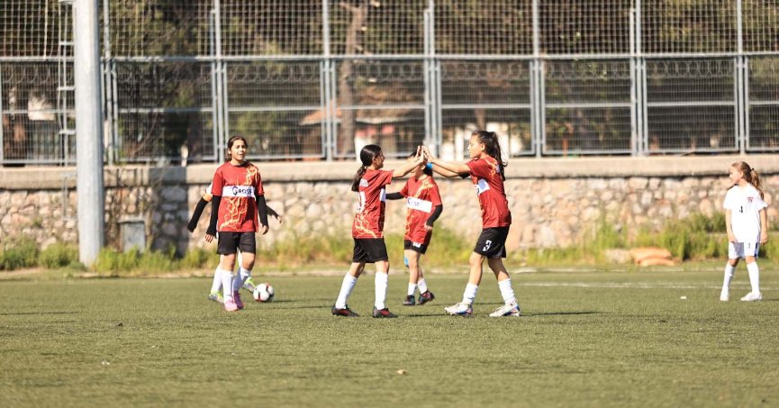 İzmit Gençlerbirliği kız futbol takımı rahat kazandı! 