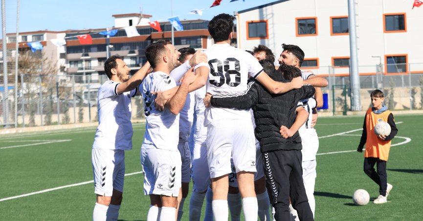 Alikahyaspor kupasını alıyor
