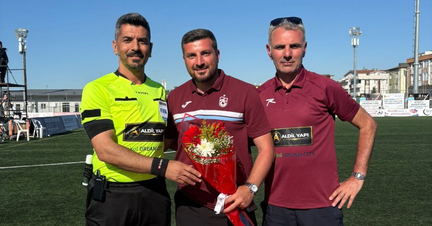 Finale çıkan takımlara çiçek!