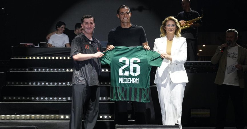Metehan gol attığı maçta formasını Poizi’ye hediye etti