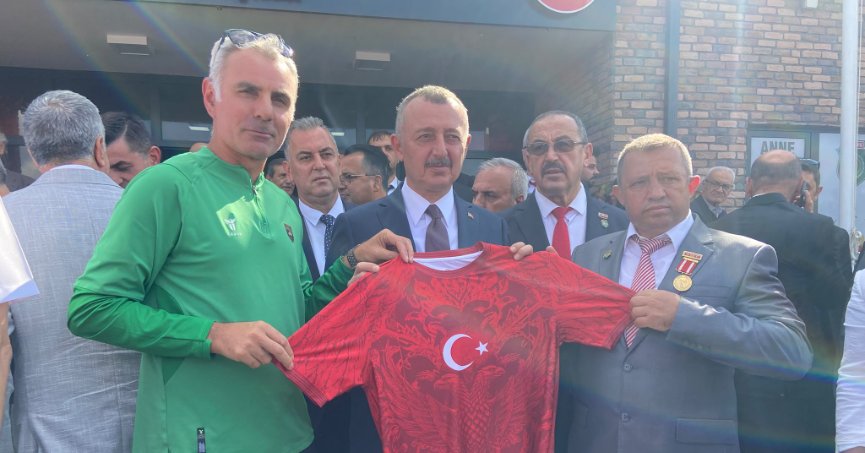 Tahir Büyükakın’a Milli forma hediyesi! 