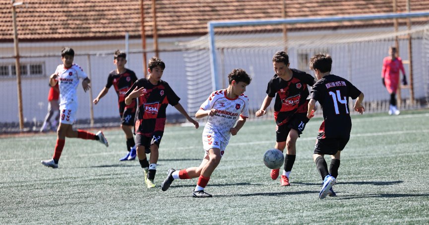 Derince Birlik U-14 keskin virajda