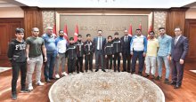 Dilovalı güreşçiler Vali Aksoy’a ziyaret etti