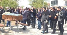 Hüseyin Çardak annesini son yolculuğuna uğurladı