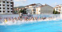 Derince’de tam 2.500 öğrenci yüzme öğreniyor